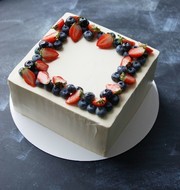 Свадебный торт квадратный с сезонными ягодами